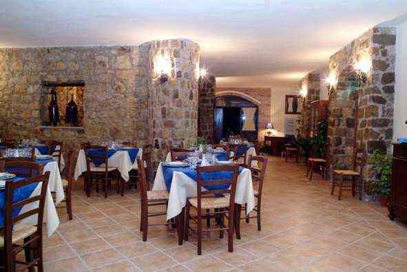 Una sala dell'agriturismo San Leonardo di Centola
