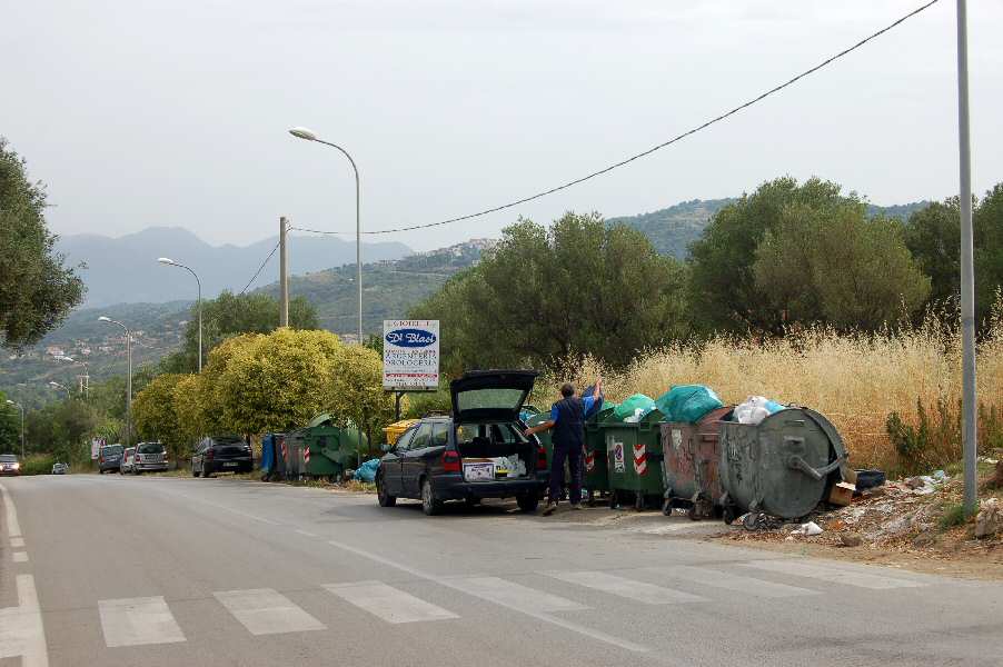 Palinuro, via San Paolo: cassonetti quasi vuoti