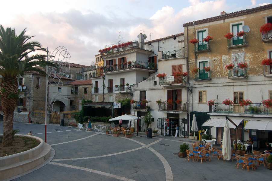 La nuova piazza di Centola