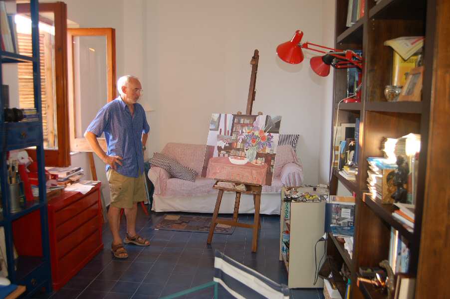 Il pittore Gino Bosi nel suo studio