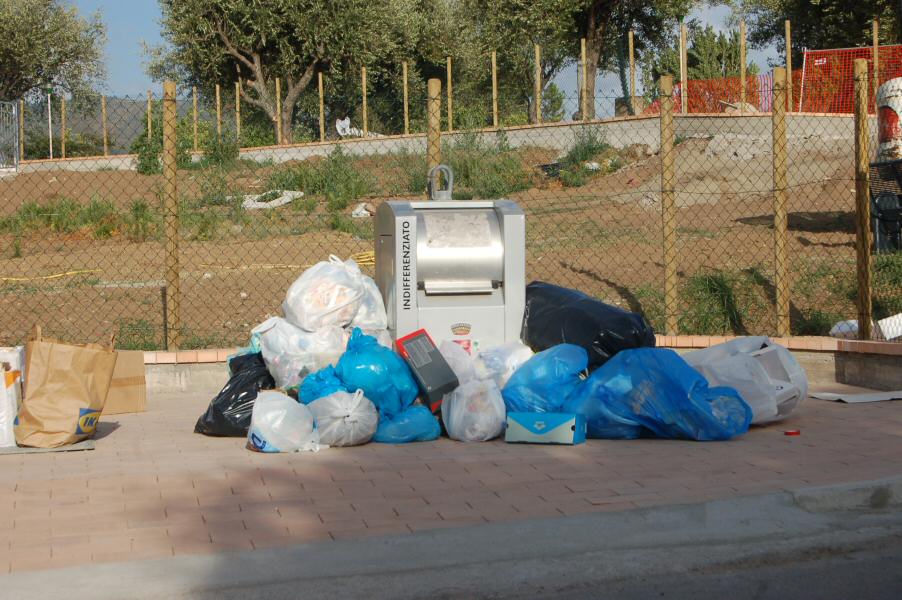 Rifiuti via San Paolo